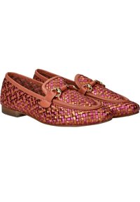 Geweven loafers in tinten van roze en koper, met een leren bies en gouden hardware accenten aan de voorkant. Platte zolen.