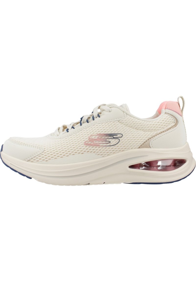Zapatilla deportiva blanca de malla con un diseño suave y redondeado. Presenta una suela acolchada con unidad de aire visible, acentos azules y talón de un rosa claro.