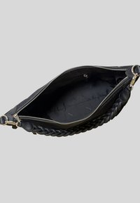 Borsa in pelle nera con dettagli intrecciati, hardware in argento e chiusura con zip. Interno foderato in un morbido materiale nero.