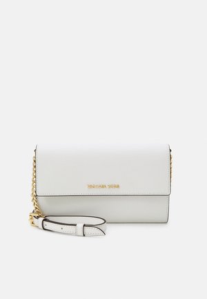 Biała teksturowana skórzana torba na ramię z złotym łańcuszkiem i logo Michael Kors na przedniej klapce.