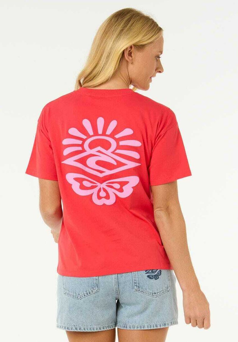 T-shirt en coton rouge avec un grand graphique de papillon rose et de soleil au dos. Manches courtes, coupe décontractée, avec une texture lisse.