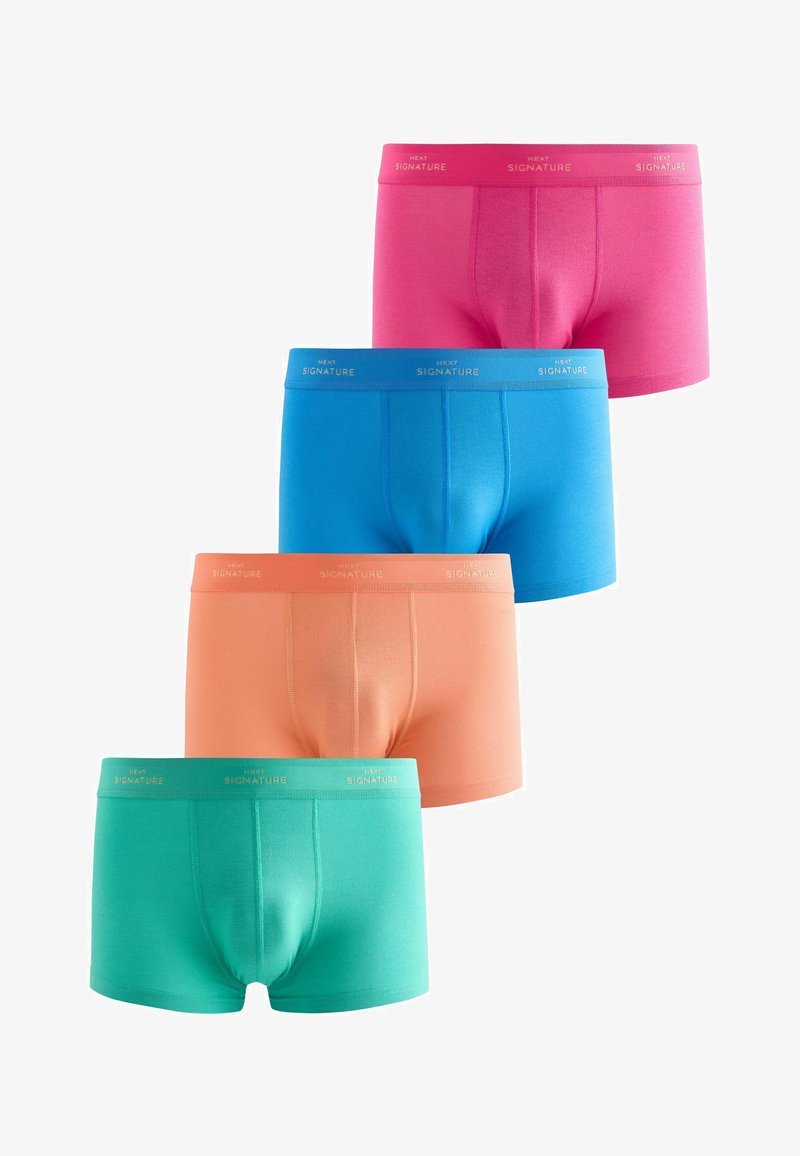 Quatre paires de boxers pour hommes en rose, bleu, pêche et sarcelle, empilées en diagonale, chacune avec la bande de taille "Next Signature".