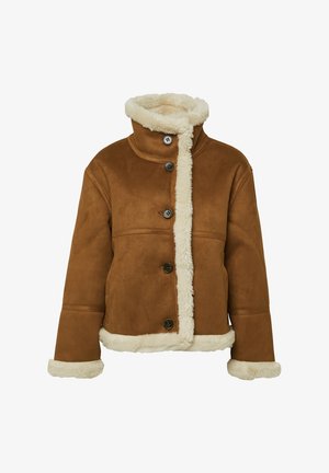 Bruine shearling jas met een hoge kraag, knoopsluiting en crèmekleurige fleece afwerking langs de randen en manchetten. Ontspannen pasvorm.