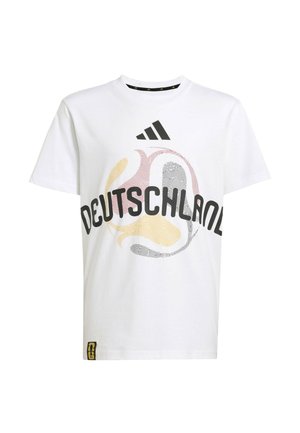 Maglietta bianca Adidas con la scritta "Deutschland" sopra una grafica che ricorda un pallone da calcio in linee nere, rosse e gialle.