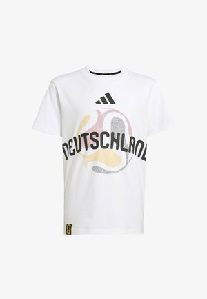 Camiseta blanca de Adidas con el texto "Deutschland" sobre un gráfico que asemeja un balón de fútbol en líneas negras, rojas y amarillas.