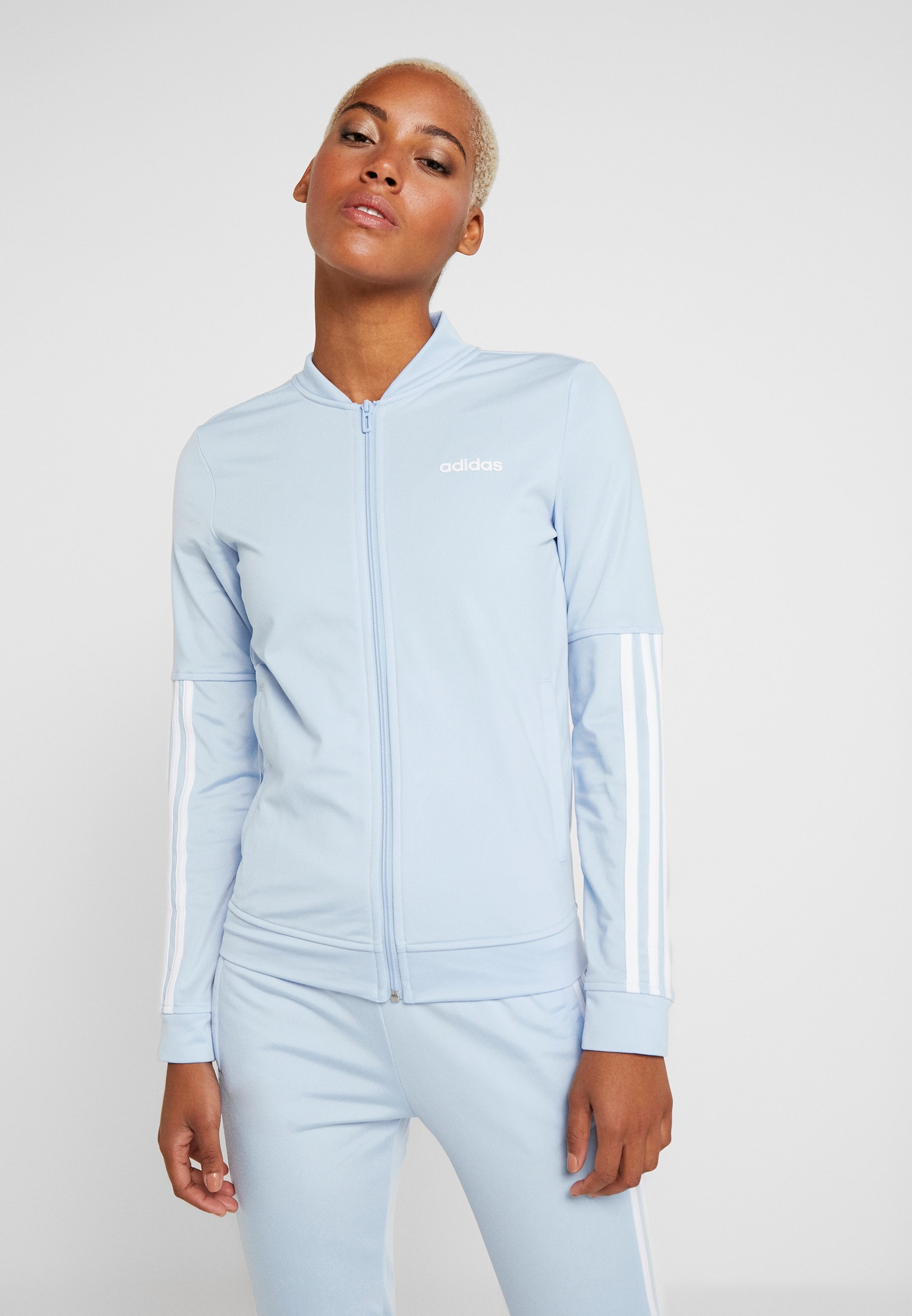 ESSENTIALS 3STRIPES SPORT TRACKSUIT Trainingsanzug glow bluewhite ESSENTIALS 3STRIPES SPORT TRACKSUIT Trainingsanzug glow bluewhite