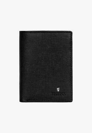 Čierna textúrovaná kožená peňaženka s dvojitým preklopením a jemným logom. Vyznačuje sa hladkým povrchom a kompaktným štvorcovým tvarom.
