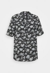 Blouse noire à manches courtes avec un motif floral en bleu clair et blanc, dotée d'un col en V et d'une fermeture à boutons sur le devant.
