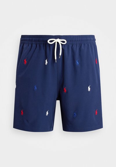 Shorts de bain navy avec taille élastique et cordon de serrage. Présentent des logos de polo brodés complexes en rouge, blanc et bleu sur tout le tissu.