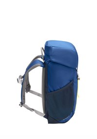 Blauer und grauer Rucksack mit gepolsterten Trägern, Netzseitentasche und oberem Reißverschlussfach, seitlich auf weißem Hintergrund gezeigt.
