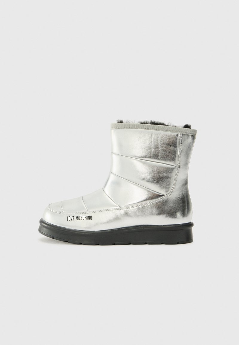 Bottes de cheville argentées, isolées, avec une finition métallique lisse, un design matelassé et une semelle en caoutchouc noir. Logo "LOVE MOSCHINO" visible.