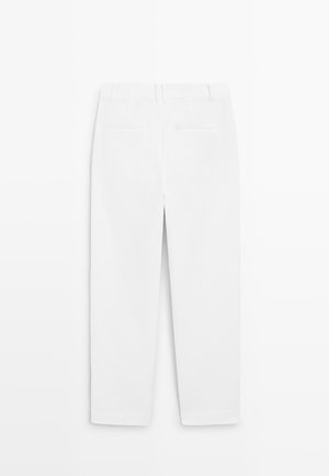 Pantalon blanc droit avec passants de ceinture et deux poches passepoilées à l’arrière, présenté à plat de dos sur fond blanc.