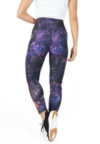 Legíny s vysokým pasem v galaxii vzoru s černou, fialovou a modrou barvou, vyrobené z elastického materiálu, s logem na pasu.