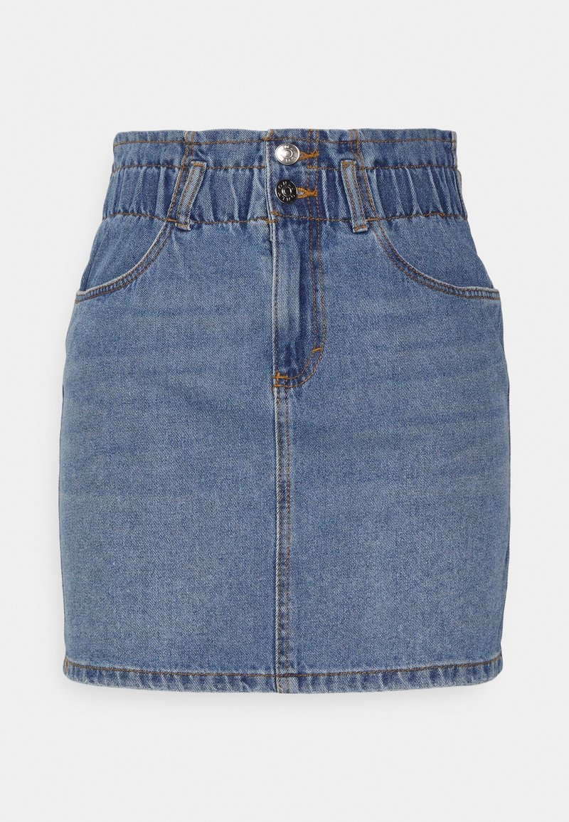 Jupe en denim bleu clair avec ceinture élastique, deux poches avant, fermeture double bouton et détails de couture orange.