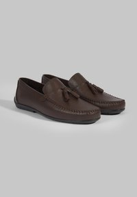 Braune Lederloafer mit strukturiertem Finish, gesteppten Akzenten und Quastendetails. Gepolsterte Innensohle und flexibler Gummiaußensohle für Komfort.