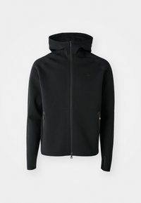 Svart zip-up hettegenser med høy krage, laget av mykt teksturert stoff. Har sidelommer og slanke designlinjer på ermene.