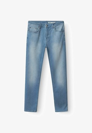 Világoskék karcsúsított farmer öt zsebbel, gombos záródással, valamint finom kopással az elülső combokon és térdeken.