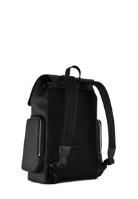 Schwarzer Rucksack mit strukturiertem Stoff, gepolstertem Rückenteil, Mesh-Einsätzen, verstellbaren Trägern und einer seitlichen Reißverschlusstasche. Minimalistisches Design mit Logodetail.