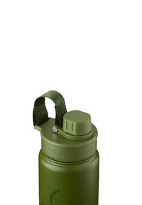 Grüne Edelstahl-Wasserflasche mit einer strukturierten Oberfläche, integriertem Strohhalmverschluss und einem Tragegurt aus Stoff. Verfügt über einen abnehmbaren Deckel.