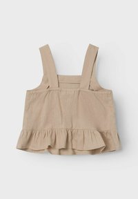Top in lino beige con spalline larghe e orlo arricciato. Caratterizzato da un design semplice a forma di A e una texture morbida.