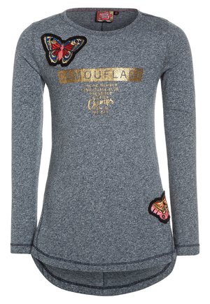 Szary sweter z długim rękawem z złotym napisem "CAMOUFLAGE", ozdobiony detalicznymi naszywkami motyli na górnej lewej części klatki piersiowej i dolnej prawej stronie.