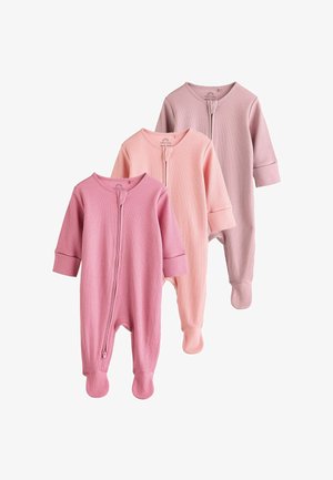 Tre ribstrikkede langærmede babydragter med pelsede fødder og frontlynlås i mørk pink, lyserød og dæmpet lilla farver.