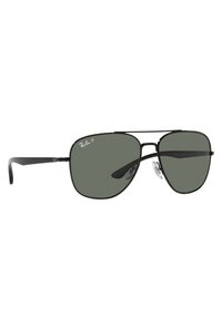 Occhiali da sole aviatore neri con lenti grigie, caratterizzati da un design a doppio ponte e cuscinetti nasali trasparenti. Logo Ray-Ban sulla lente.