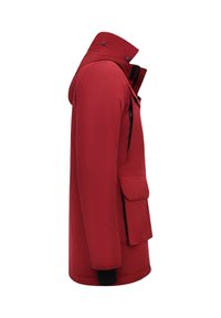 Rode geïsoleerde winterjas met hoge kraag, zwarte ritssluiting, klepzak en geribbelde manchetdetail, zijaanzicht.