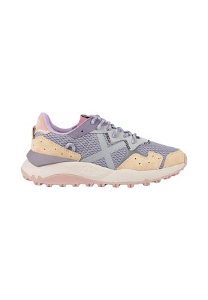 Zapatilla deportiva de malla en lila claro y beige con cierre de cordones, diseño lateral en X gris y suela tintada de rosa para uso casual o deportivo.