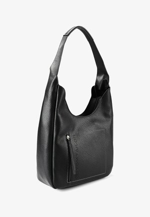 Sac bandoulière en cuir noir texturé avec une large sangle, une poche zippée à l'avant et une ouverture supérieure légèrement arrondie.