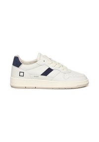 Sneaker in pelle bianca con dettagli in blu navy, punta forata e suola piatta in gomma crema. Presenta una striscia diagonale a contrasto e un dettaglio del logo.