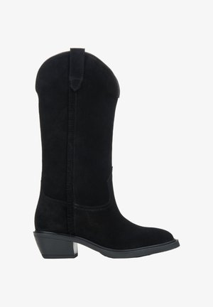 Czarne zamszowe kowbojki z wydłużonym noskiem i podwyższonym obcasem. Posiadają dekoracyjne przeszycia wzdłuż cholewki oraz pętelkę do zakupu.