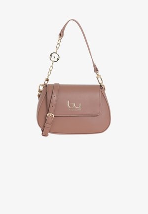 Borsa a mano in finta pelle marrone con forma arrotondata, dettagli in metallo dorato, tracolla a catena removibile e logo impresso sul fronte.