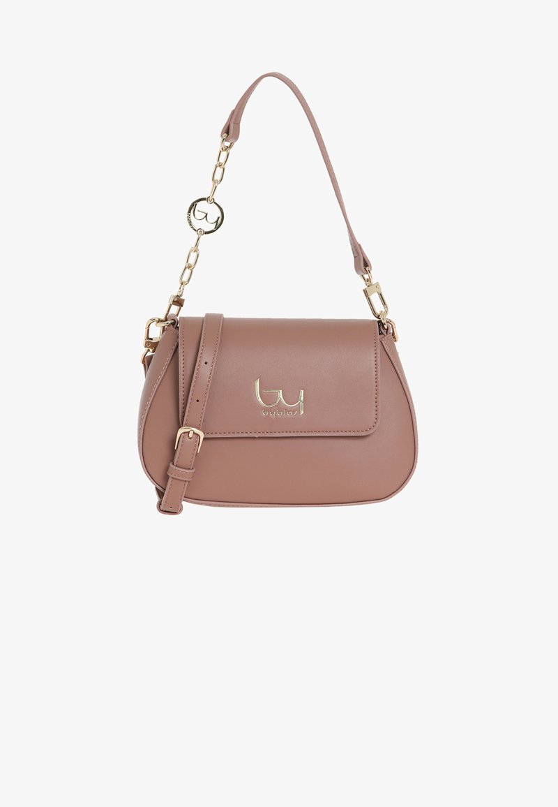 Borsa a mano in finta pelle marrone con forma arrotondata, dettagli in metallo dorato, tracolla a catena removibile e logo impresso sul fronte.