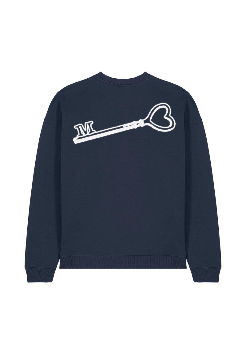 Sweatshirt bleu marine avec un graphique en forme de cœur blanc et la lettre "M" sur le devant. Fabriqué en tissu doux avec des poignets côtelés.