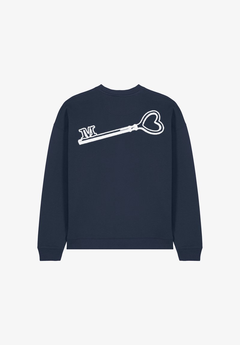 Felpa blu navy con grafica a forma di cuore bianco e la lettera "M" sul davanti. Realizzata in tessuto morbido con polsi a costine.