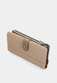 Beige-texturiertes Lederportemonnaie mit metallischem Druckverschluss, geprägtem Muster und oberem Reißverschlussfach mit Kettenzug.