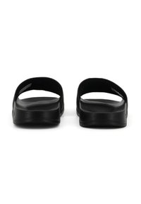 Svarta sandaler med två breda remmar, en platt sula och en slät yta; minimalistisk design utan synliga mönster eller detaljer.
