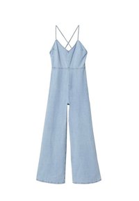 Mono de mezclilla azul claro con escote en V y tirantes cruzados delgados. Diseño de pierna ancha con detalles de costura visibles.