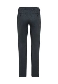 Pantaloni grigi scuri con una texture liscia, caratterizzati da un design a gamba dritta, fascia elastica in vita e due tasche posteriori con bottoni.