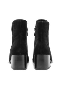 Botine negre din suede, cu toc bloc din lemn și nervuri pe lateral, având cursivitate și un design elegant.