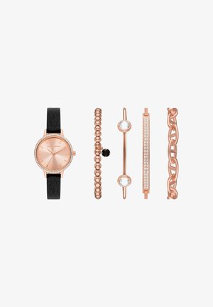 Roségouden horloge met zwart bandje en vier roségouden armbanden, met kralen, zwarte en heldere stenen en schakels van kettingen op witte achtergrond.