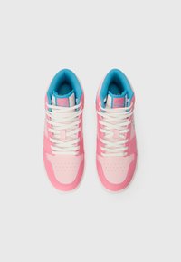 Et par rosa og hvite høye sneakers med hvite snørebånd og blå innvendigforing, sett ovenfra på en hvit bakgrunn.