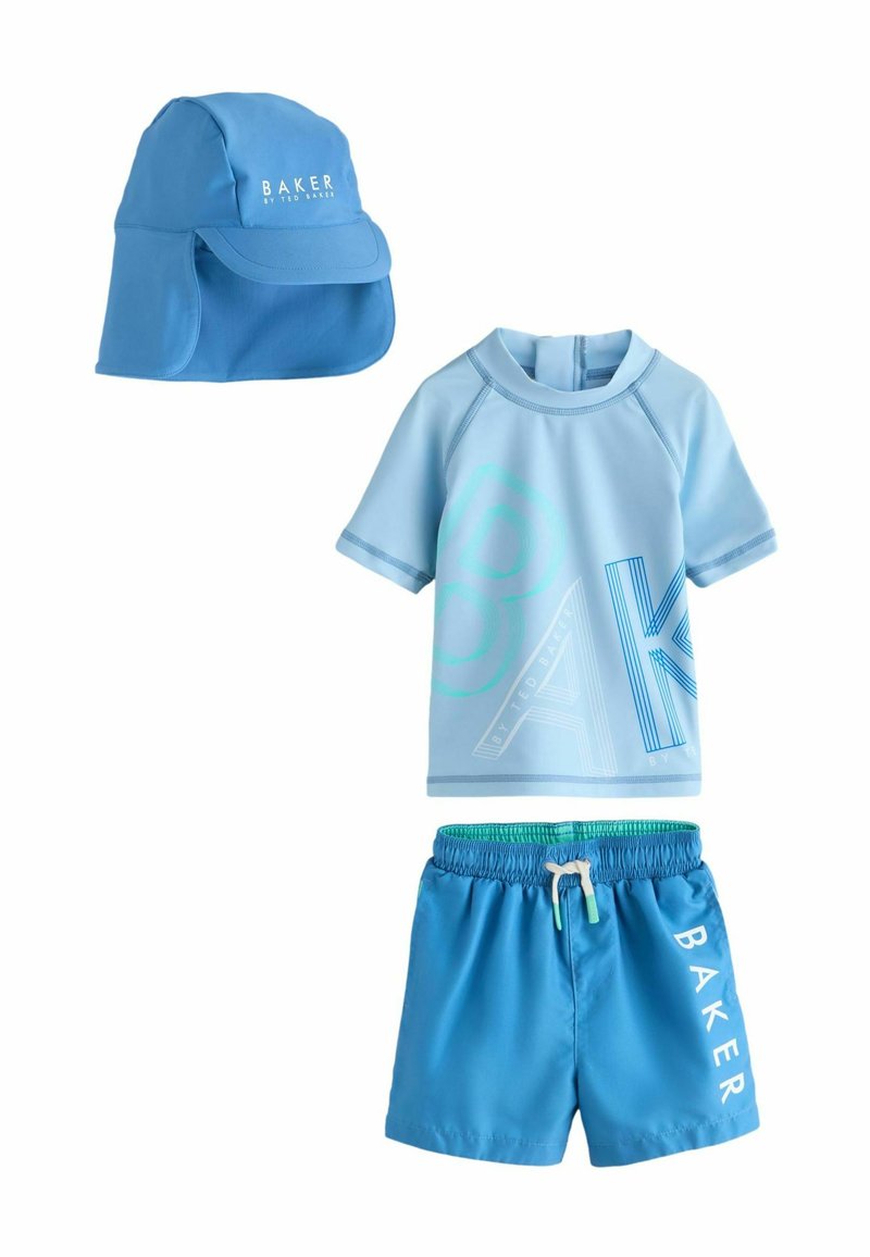 Blåt svømmesæt til børn med kortærmet UV-trøje, badeshorts med snøre og solhat med nakkekl flap og mærketekst "Baker."