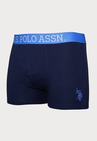 Dunkelblaue Boxershorts mit einem hellblauen elastischen Bund, der das Logo "U.S. POLO ASSN." und ein kleines gesticktes Pferdereiter-Detail zeigt.