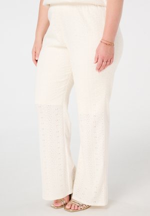 Crème-kleurige, gebreide broek met wijde pijpen en een textuurpatroon, voorzien van een elastische tailleband en subtiele kantachtige uitsparingen.