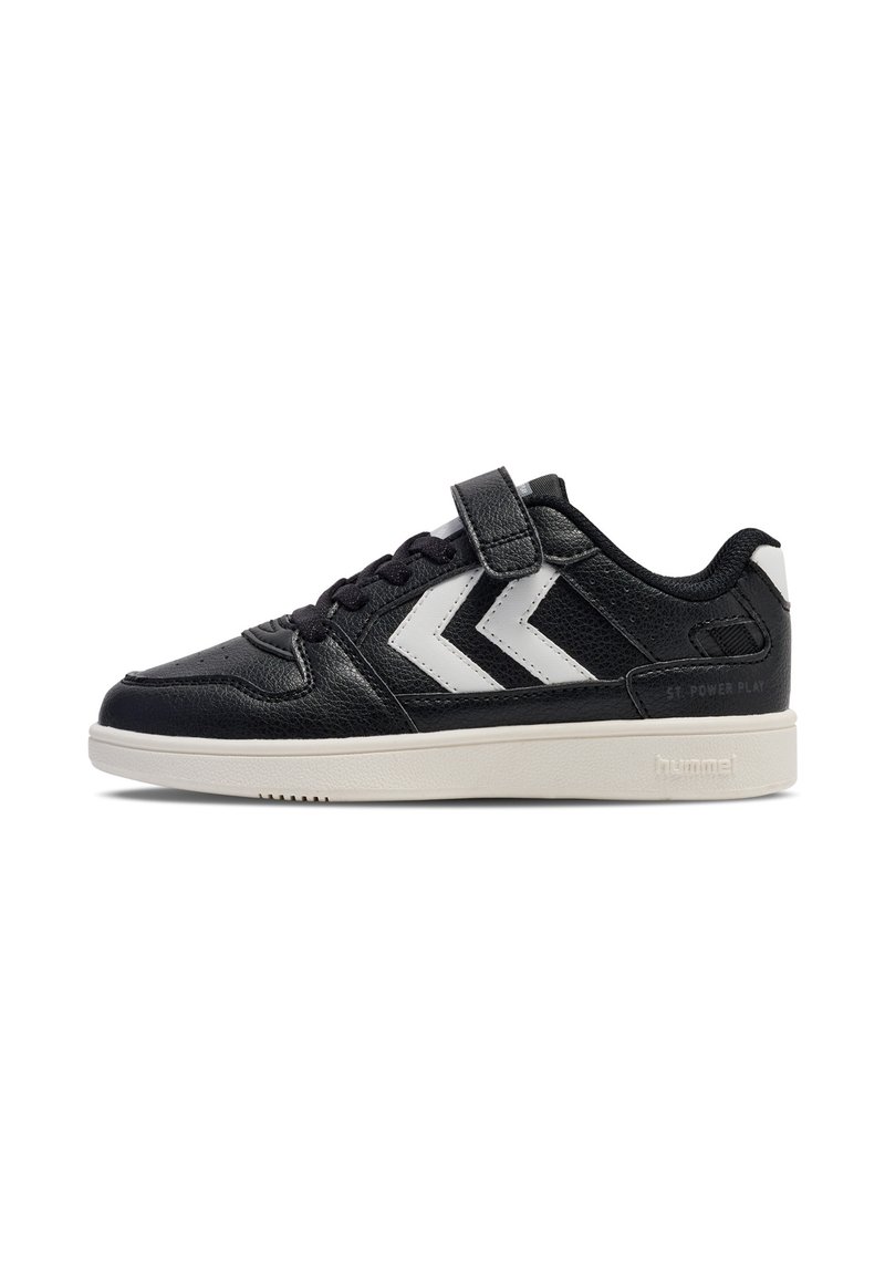 Schwarzer Sportschuh mit weißem Chevron-Muster, ausgestattet mit einem Riemen und Schnürsenkeln. Die Sohle ist cremfarben und mit "hummel" versehen.