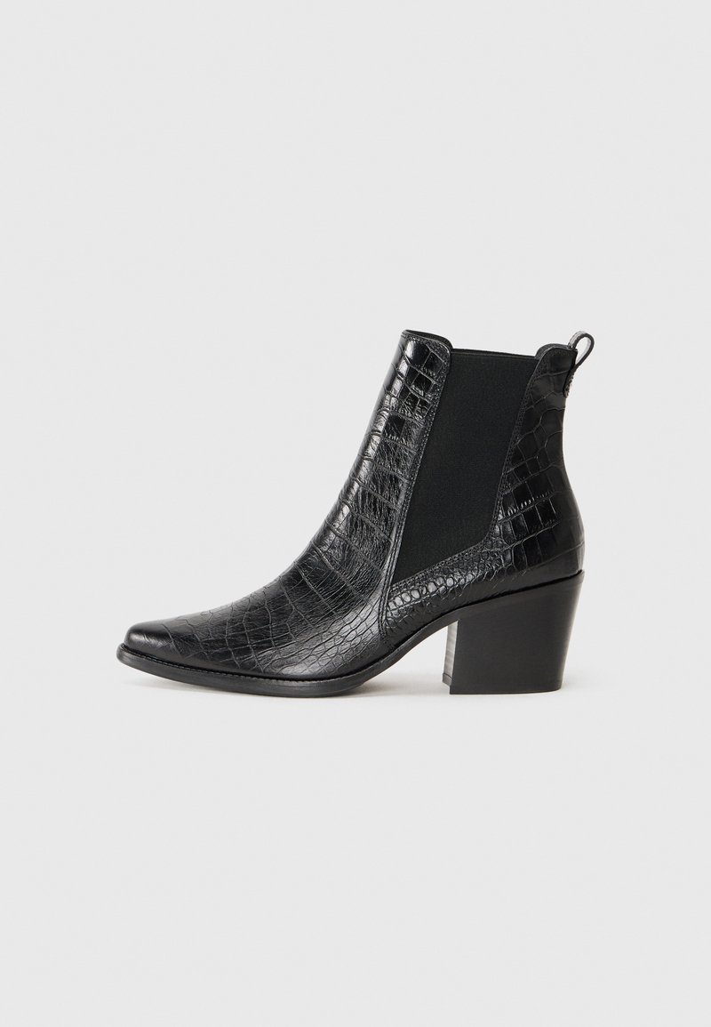 Bottines noires à bout pointu, en cuir à embossage crocodile, avec des panneaux latéraux en élasthanne et un talon bloc.