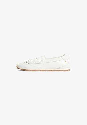 Witte lage leren sneaker met beige rubberen zool, satijnen lintveters en klein goudkleurig logo bij de hiel op een effen witte achtergrond.