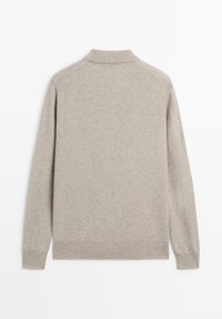 Beige ulltröja med krage, lång ärm, ribbade muddar och fåll, med en slät textur och minimalistisk design utan mönster.